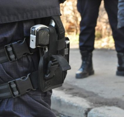 Hoţ prins de poliţişti cu focuri de armă